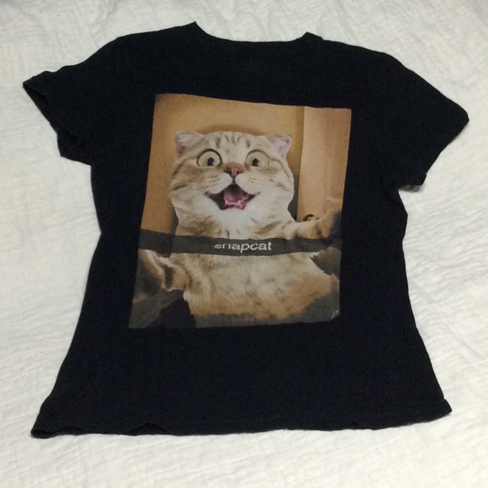 Short sleeve snap cat tee shirt size small. B8